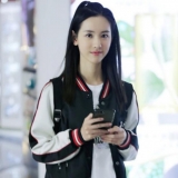 颜值相似章泽天，真人比照片还要美网友：差点把她当成刘强东老婆