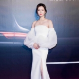 32岁江疏影也太会穿了，落肩紧身裙瞬间美回少女，网友：最多18岁