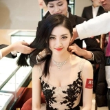 王思聪不敢撕她，成龙不敢碰她，甄子丹搂不到腰，却被他给亲了