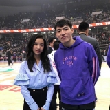 陈都灵亮相CBA，衬衫配短裙清纯又甜美，网友：不愧是南航校花