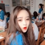 抖音“初中校花”太早熟，在学校搔头弄姿，网友：第二个温婉？