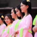 某大学校花在横店当了半年群演，年底晒出存款，让大家意想不到