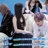 26岁清纯女偶像晒性感照，皮质吊带秀事业线，意外露出内衣肩带
