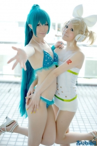 初音未来&镜音铃暧昧泳装COSPLAY（ˉ﹃ˉ）