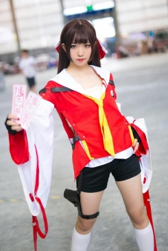 「东方灵梦cos」看到小姐姐腰间的折子肉了好尴尬！求小姐姐别打我