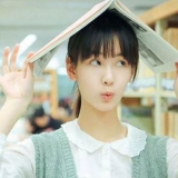 “人气校花”陈都灵现身，皮肤细腻到反光，但嘴怎么歪成这样了？