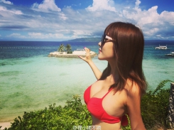 沈药大校花海边写真 身穿比基尼秀事业线