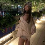 腐团儿最新写真大片福利曝光，身着热裤帽衫，性感迷人