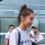关晓彤回北电参加活动，却被身边神秘妹子抢了风头