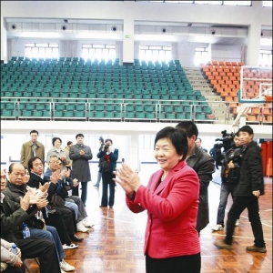 越柬老华侨社团侨领来校访问