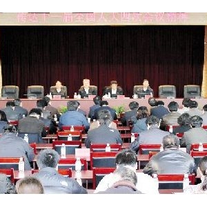学校召开全校教师干部大会传达全国人大会议