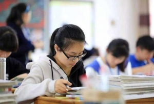学个习真难！山西太原图书馆考研生用书包占