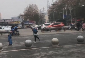 考研记错时间父亲替女儿求情进场无果，懊恼