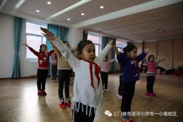 储备能量 飞向远方——滨河小学举行社团展示活动