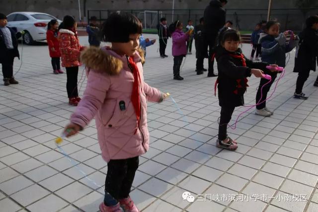 储备能量 飞向远方——滨河小学举行社团展示活动