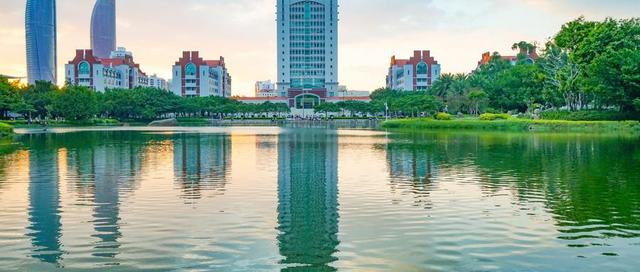 这所大学里面的风景，是这个旅游城市的门面担当
