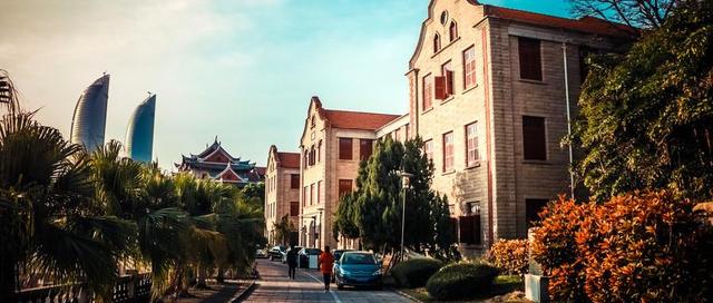 这所大学里面的风景，是这个旅游城市的门面担当