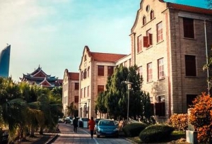 这所大学里面的风景，是这个旅游城市的门面