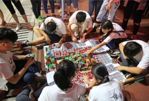 大学社团招新“脑洞大开”，巨型魔方二维码