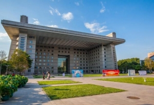 这曾是满清贵族的坟地，现今是著名高校，一