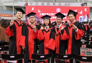 毕业季来了，沪上8所高校的研究生毕业照能