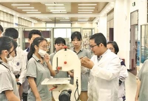 这个中学校园超炫酷 搬来“高校级”实验室