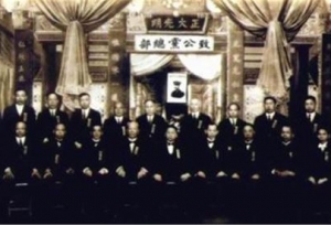 混乱的旧时期香港，他属于第一黑帮，还和梅