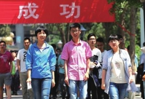高校发布招生章程，认可医护子女加分引热议，公平吗？