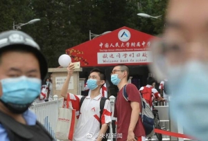 拥抱告别！北京高三学生告别校园，回家复习