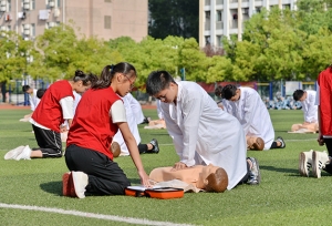 安徽医科大学将心肺复苏术搬进军训