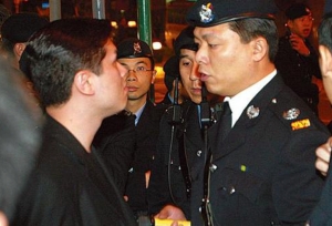 香港和胜和尖南之虎，斗殴遭到60名警员阻拦，震慑后被对方打哭
