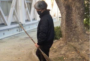 日本美术老师落叶扫成二次元角色，《鬼灭之
