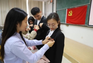 大学生：入党、竞选班干、加入学生会，你该选哪一项？