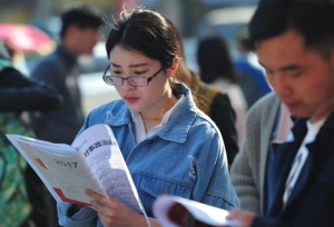 应届大学生应该准备考公务员，还是准备考教师？