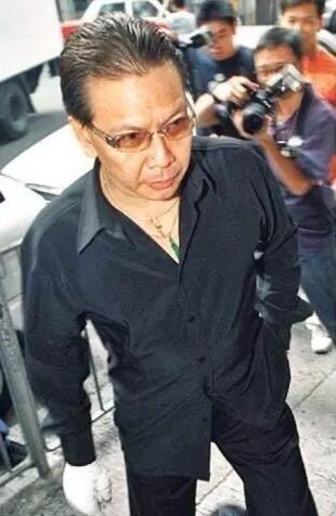 “二路元帅”江湖惹火记：帮向华强赚第一桶金，晚年学佛娶嫩妻