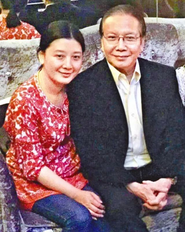 “二路元帅”江湖惹火记：帮向华强赚第一桶金，晚年学佛娶嫩妻