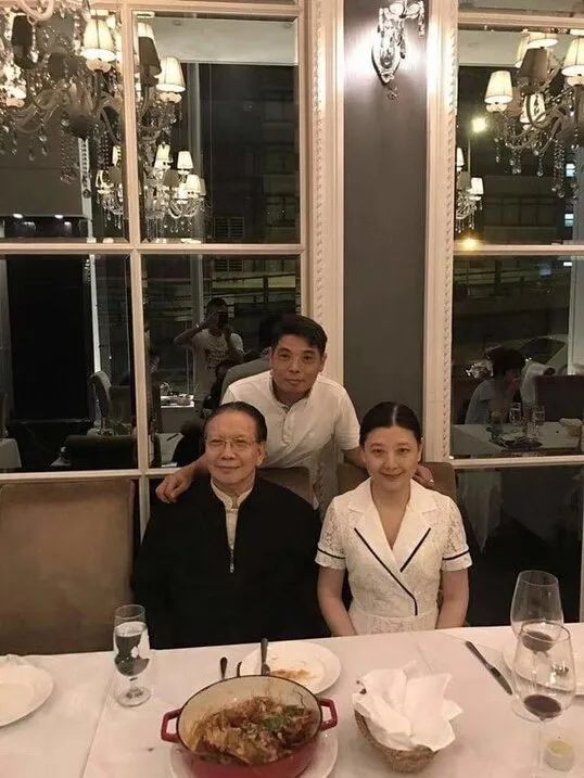 “二路元帅”江湖惹火记：帮向华强赚第一桶金，晚年学佛娶嫩妻