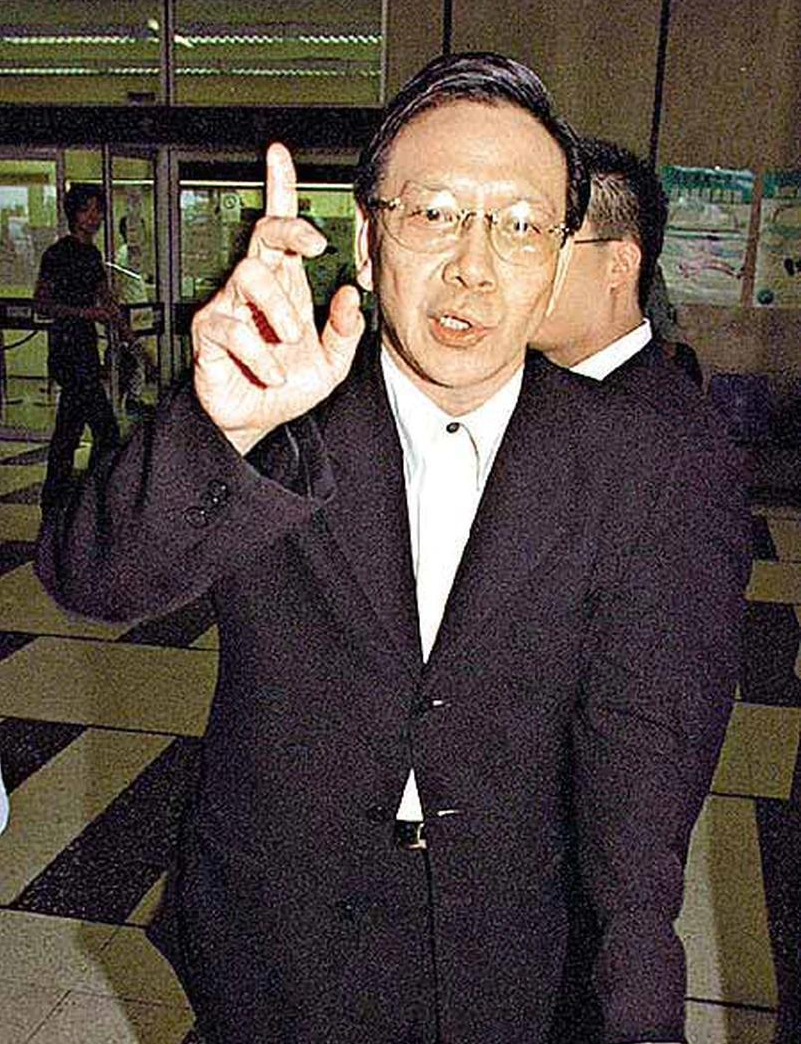 “二路元帅”江湖惹火记：帮向华强赚第一桶金，晚年学佛娶嫩妻