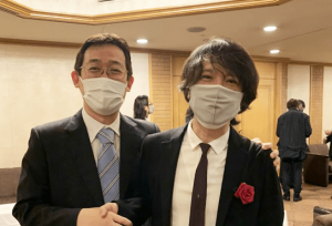 漫画家赤松健拥抱久米田康治，网友：顺便把《旋风管家》给他签名