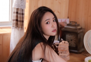 美女香肩诱惑居家私房写真