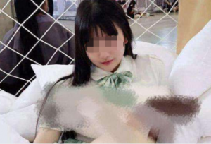 扯衣任拍、吮吸手指，漫展女coser的低俗行为再惹争议