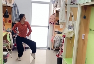 贵州医科大学女大学生寝室组队弹唱，为战疫加油