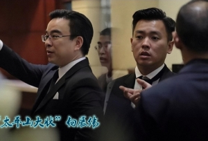 他是新义安现任“龙头”，向华强的侄子，江湖人称“太平山大状”